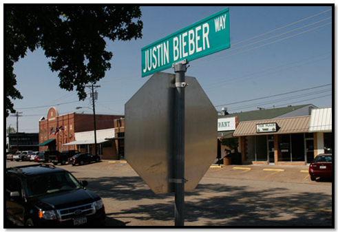 Justin Bieber - ceļa zīme